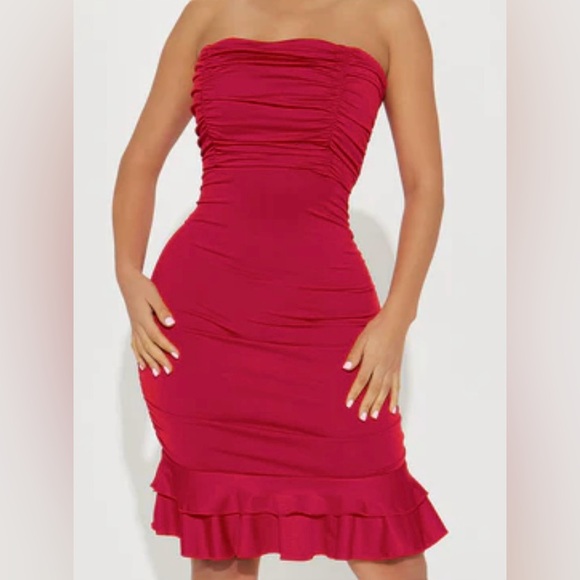 Dresses & Skirts - Elegant Strapless Red Dress